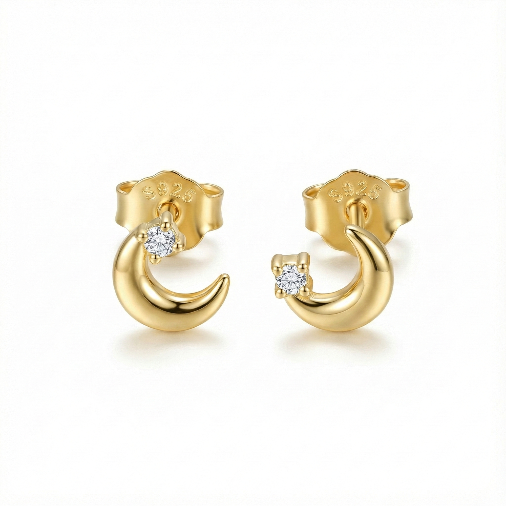 Puces d'oreilles en forme de croissant de lune en argent 925 doré à l'or fin, serties d'oxydes de zirconium brillants.